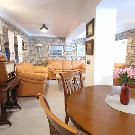 Apartment Apartments Skoljka